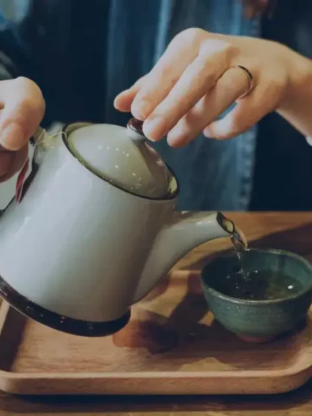 Some tea. Предлагает чай. Протягивает предлагает чай. Offering Tea.