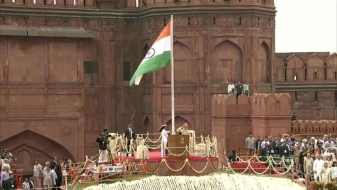 देश के प्रधानमंत्री नरेंद्र मोदी लाल किला में झंडा क्यों फ़राहते है