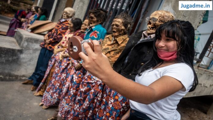 इंडोनेशियाई जनजाति मृतकों की पुनर्वासी हर 3 साल में जश्न मनाने का अनोखा रहस्य